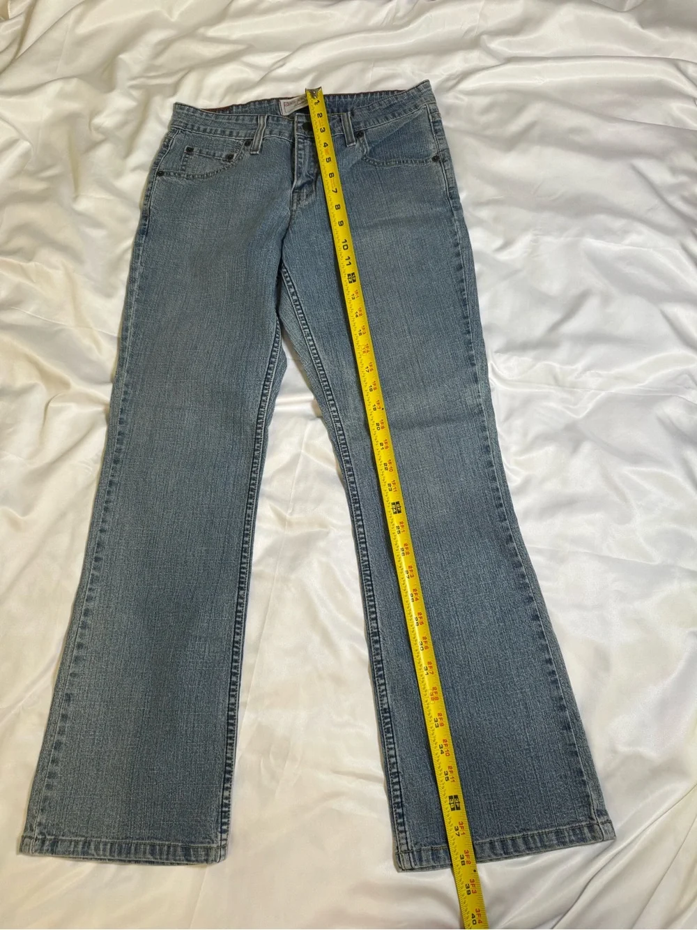 Levi Strauss Signature Women’s Low Rise Bootcut Medium Wash Jeans, Size 4